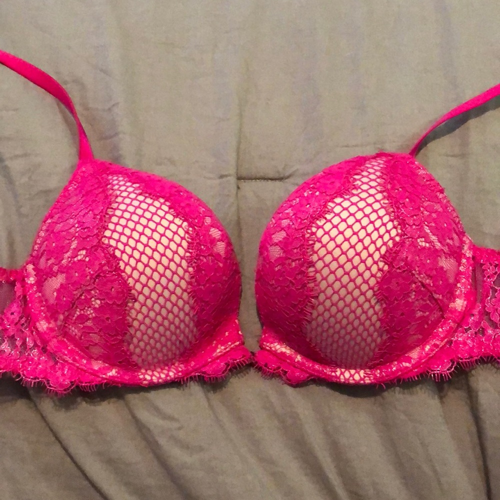 Victoria’s Secret lace Bombshell Plunge